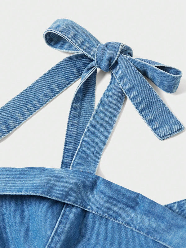 Vestido Mini De Mezclilla Azul Lavado Medio detalle de lazo en tirante.
