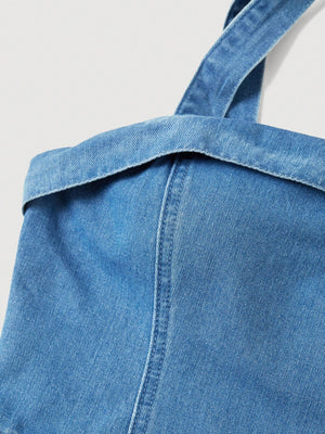 Vestido Mini De Mezclilla Azul Lavado Medio detalle de la tela de mezclilla.