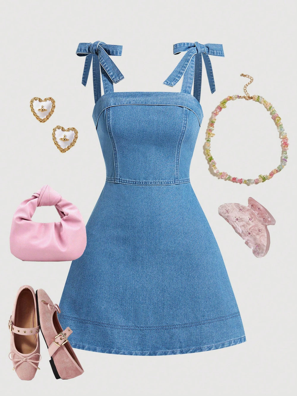 Vestido Mini De Mezclilla Azul Lavado Medio vista frontal con lazos en tirantes.
