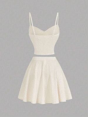 Conjunto crop albaricoque con top ajustado y falda fluida - vista trasera.