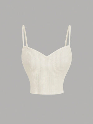 Crop top albaricoque con textura tricotada y tirantes finos.