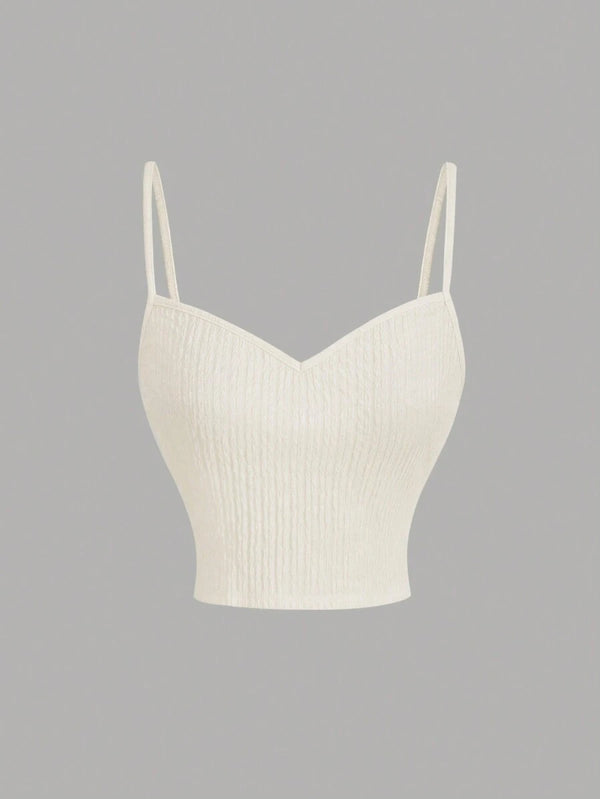 Crop top albaricoque con textura tricotada y tirantes finos.