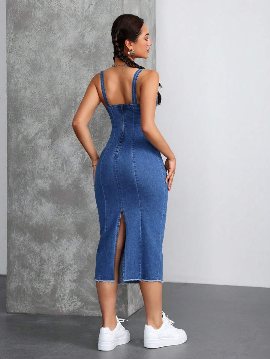 Mujer con vestido midi de mezclilla azul ajustado posando de frente.