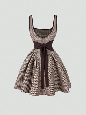 Imagen 2: Hermosa espalda con lazo oscuro del Vestido Corto A Cuadros Marrón.