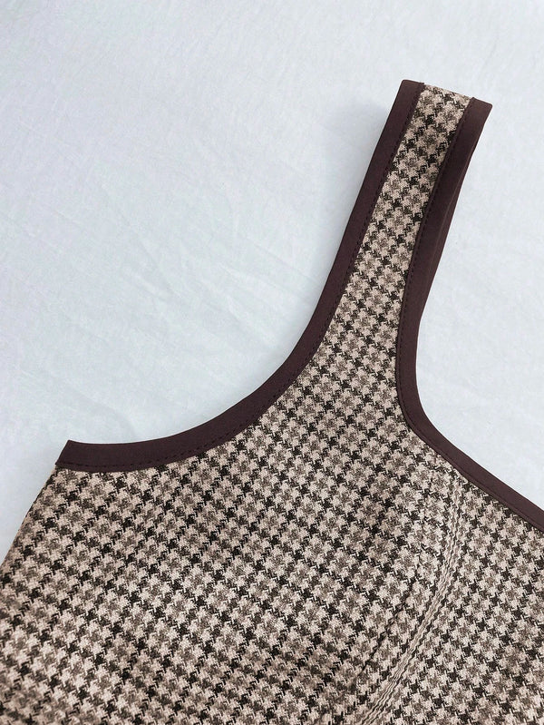 Imagen 3: Detalle del ribete y el escote del Vestido Corto A Cuadros Marrón.