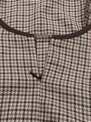 Imagen 4: Acercamiento al cierre de cremallera y al tejido del Vestido Corto A Cuadros Marrón.