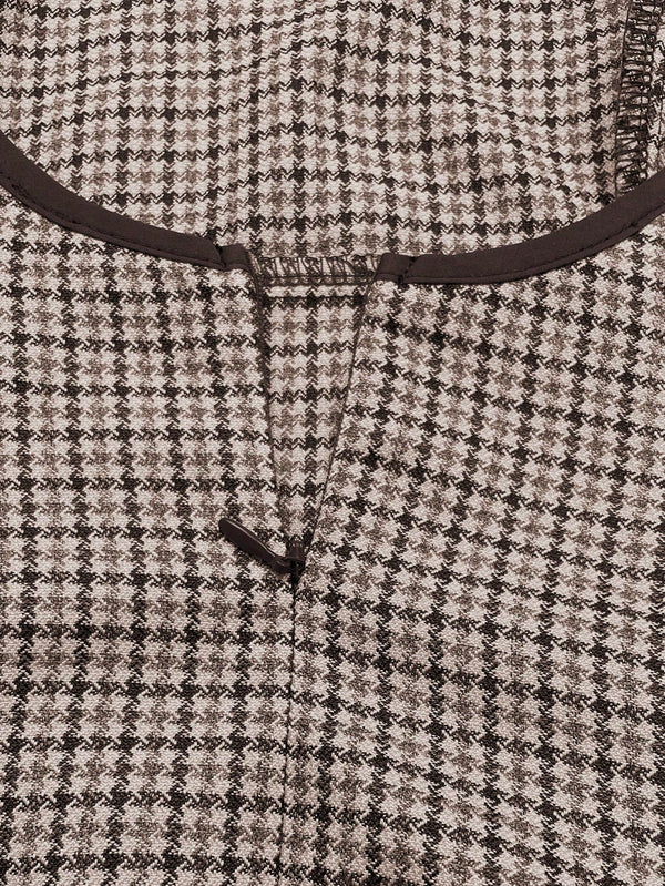 Imagen 4: Acercamiento al cierre de cremallera y al tejido del Vestido Corto A Cuadros Marrón.