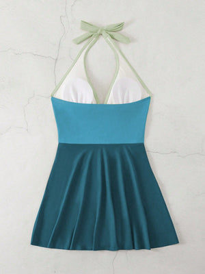 Vestido De Baño Multicolor Halter Con Falda detalle del corte frontal.
