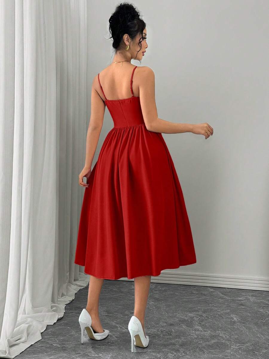 Vestido rojo elegante con tirantes finos vista frontal