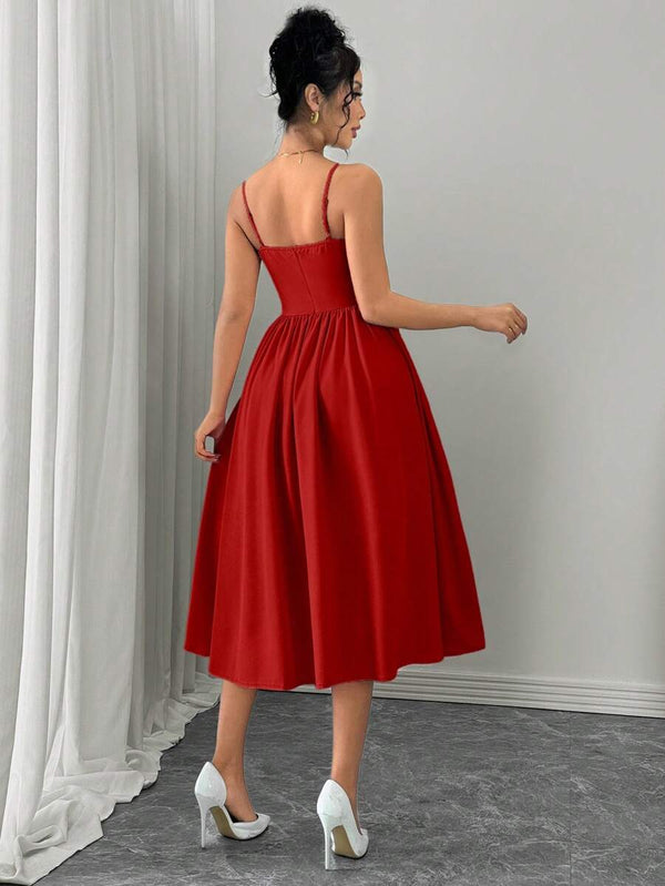 Vestido rojo elegante con tirantes finos vista trasera