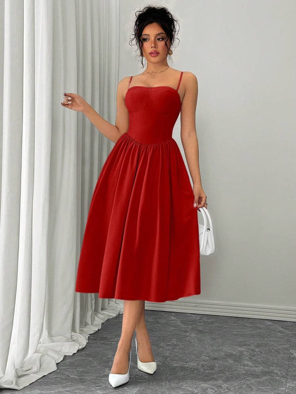 Vestido rojo elegante con tirantes finos completo