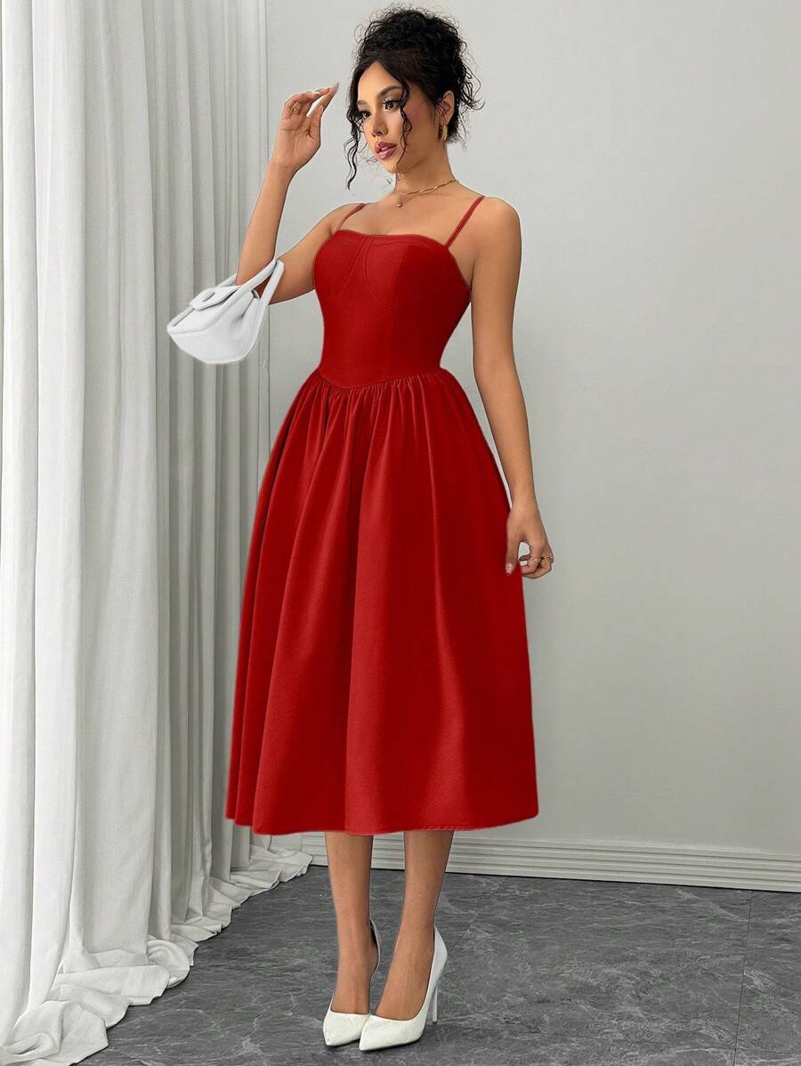 Vestido rojo elegante con tirantes finos vista frontal