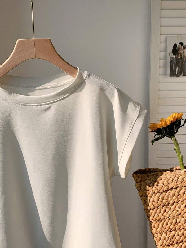 Blusa blanca casual con cuello redondo detalle cercano