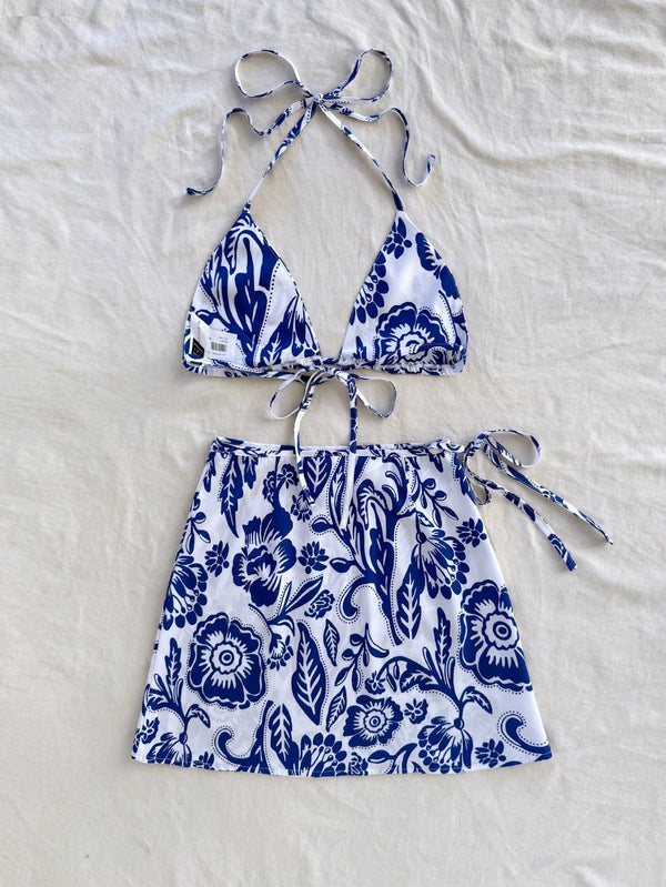 Conjunto De Playa Azul Y Blanco Con Top Halter Y Falda Mini sobre fondo claro.