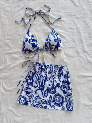 Conjunto De Playa Azul Y Blanco Con Top Halter Y Falda Mini vista frontal del set.