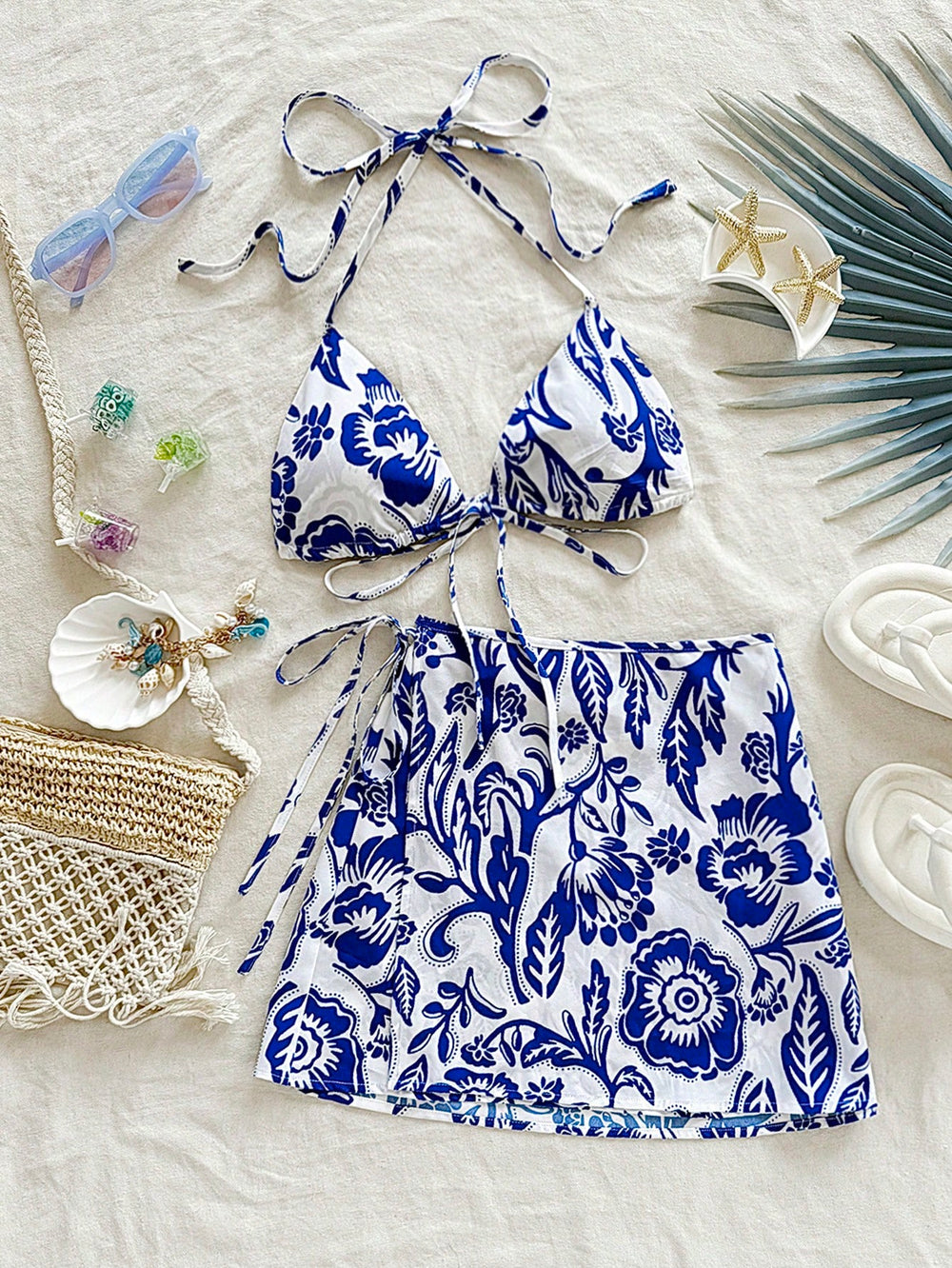 Conjunto De Playa Azul Y Blanco Con Top Halter Y Falda Mini vista completa.