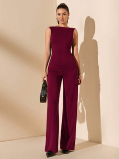 Primer plano de la espalda descubierta y el lazo de un jumpsuit color vino.