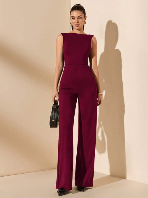 Primer plano de la espalda descubierta y el lazo de un jumpsuit color vino.
