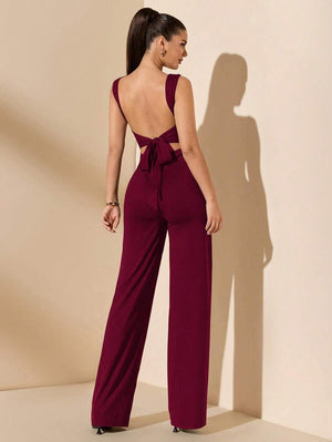 Vista completa de la parte trasera de un jumpsuit elegante sin mangas.