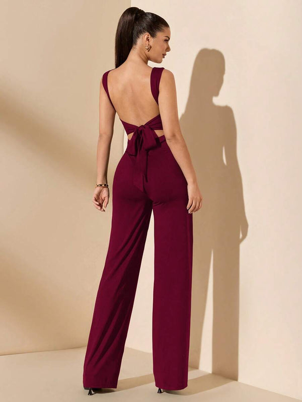 Vista completa de la parte trasera de un jumpsuit elegante sin mangas.