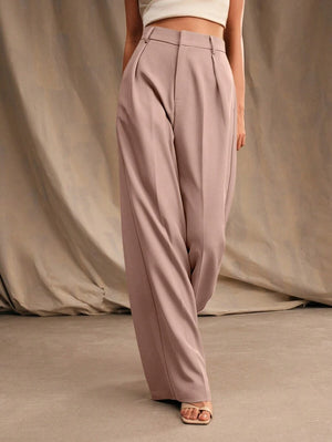 Pantalón pierna ancha rosa vieja con corte largo y talle alto.