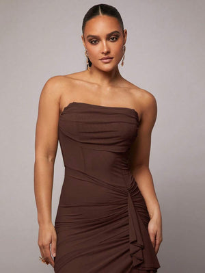 Vestido Strapless Drapeado Con Volante Asimétrico Café