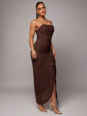 Vestido Strapless Drapeado Con Volante Asimétrico Café