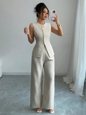Detalle del pantalón de pierna ancha color beige de un conjunto formal.