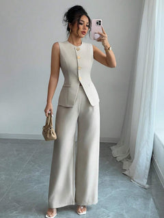 Mujer posando con un conjunto elegante de dos piezas color beige.