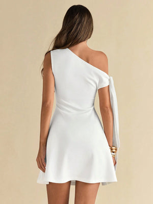 Vestido Blanco Asimétrico Mini Elegante Con Nudo vista posterior.
