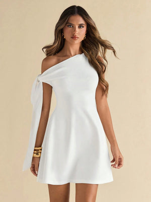 Vestido Blanco Asimétrico Mini Elegante Con Nudo detalle del escote.
