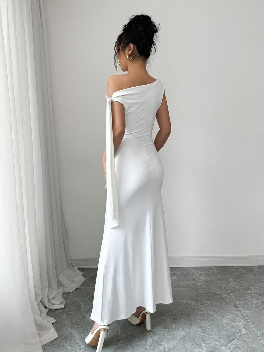Vestido blanco elegante largo con escote asimétrico y nudo.