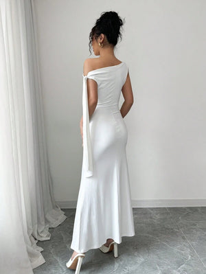 Vestido blanco elegante con corte sirena visto de espaldas.