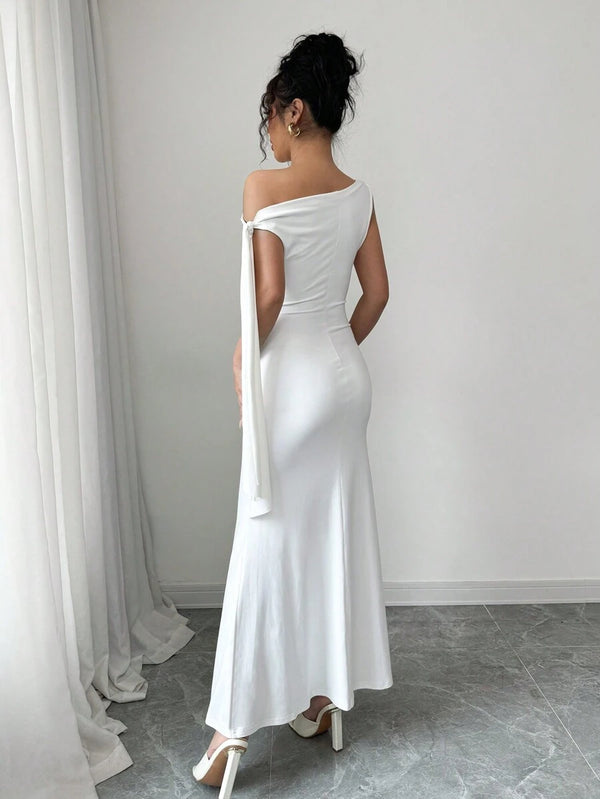Vestido blanco elegante con corte sirena visto de espaldas.