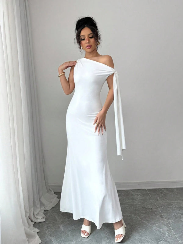 Vestido largo blanco ajustado para bodas y eventos de noche.