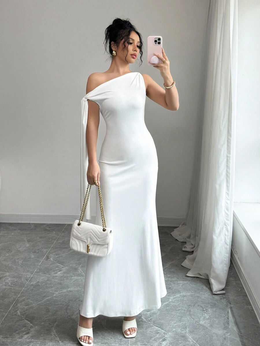Vestido blanco elegante largo con escote asimétrico y nudo.
