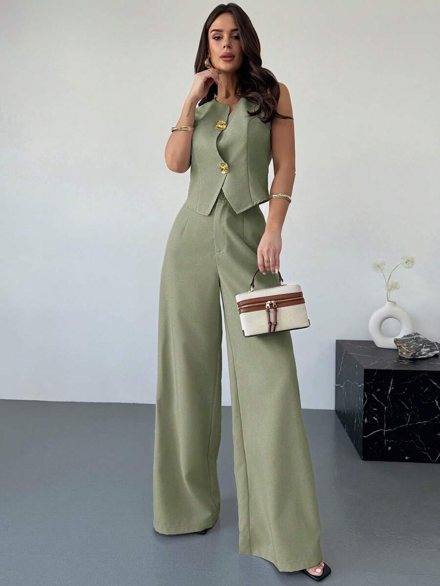 Vista completa de mujer vistiendo un conjunto elegante de dos piezas en color verde olivo, compuesto por chaleco sin mangas y pantalón de pierna ancha.