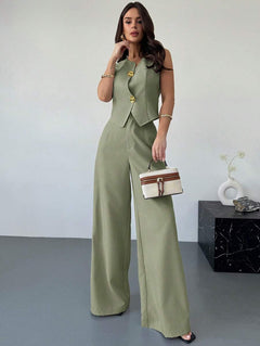 Vista completa de mujer vistiendo un conjunto elegante de dos piezas en color verde olivo, compuesto por chaleco sin mangas y pantalón de pierna ancha.