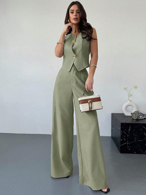 Vista completa de mujer vistiendo un conjunto elegante de dos piezas en color verde olivo, compuesto por chaleco sin mangas y pantalón de pierna ancha.