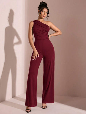 Detalle de los pantalones de pierna ancha estilo palazzo del jumpsuit elegante.