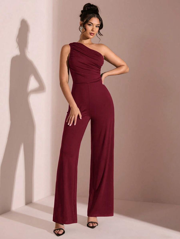 Detalle de los pantalones de pierna ancha estilo palazzo del jumpsuit elegante.