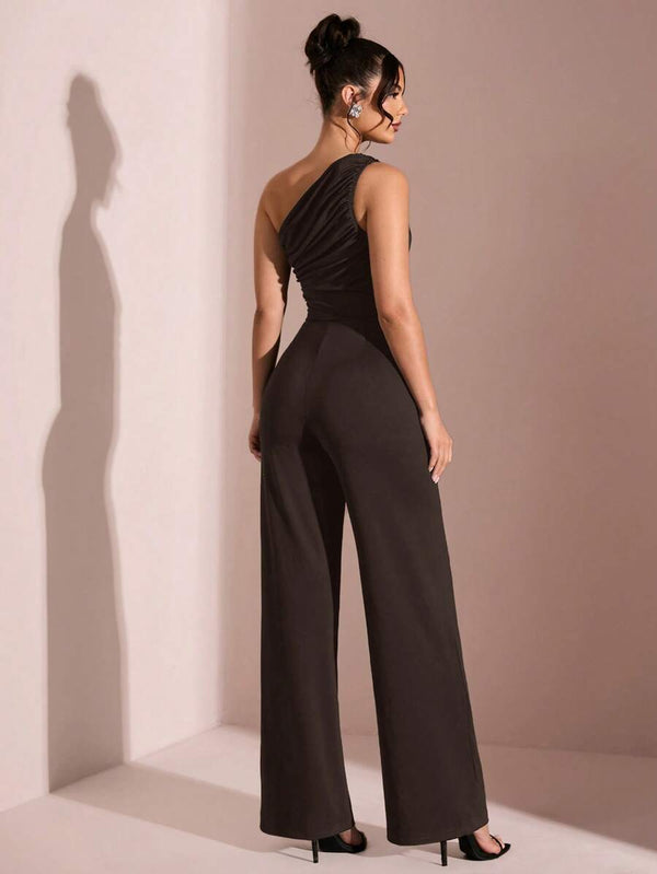 Mujer modelando un jumpsuit asimétrico de pierna ancha para un evento formal.