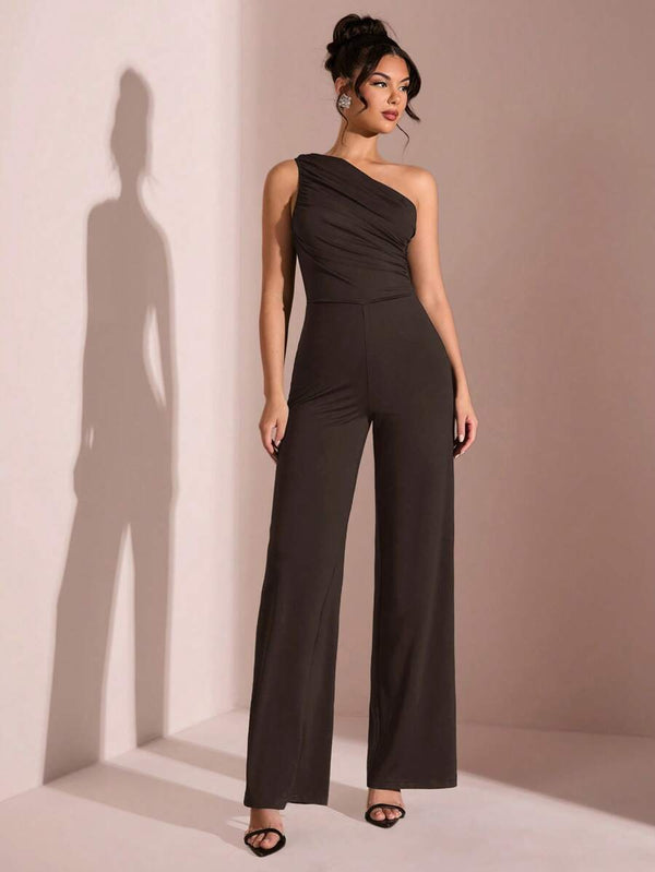 Detalle de la silueta de pierna ancha de un jumpsuit elegante color café.