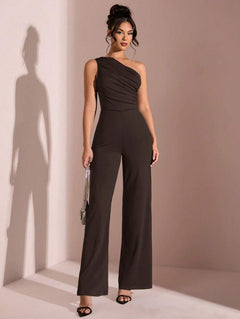 Jumpsuit elegante color café con diseño de un solo hombro y detalle fruncido.