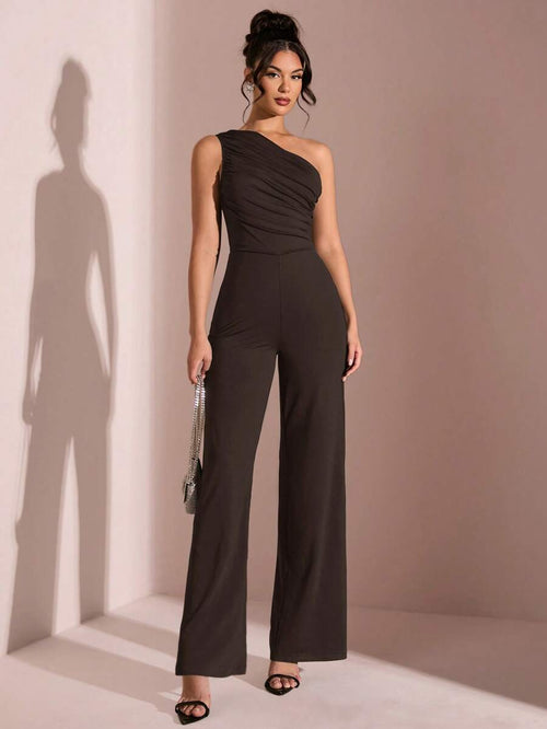 Jumpsuit elegante color café con diseño de un solo hombro y detalle fruncido.