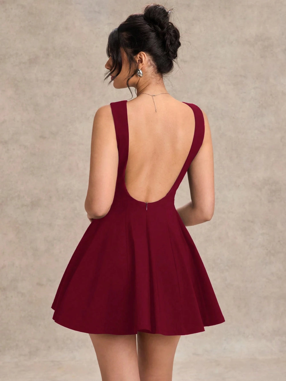 Vestido burdeos mini A línea sin mangas elegante para mujer.
