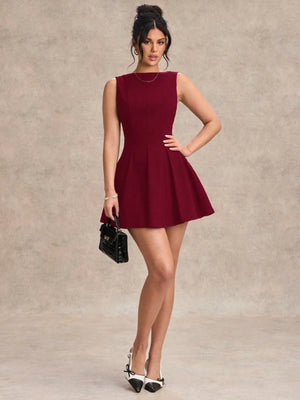 Vestido burdeos acampanado elegante con corte entallado.