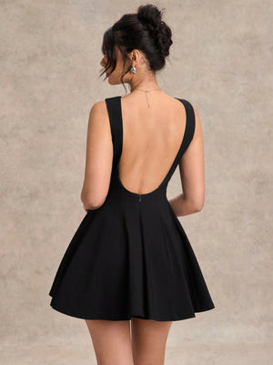 Vestido negro mini con espalda al aire visto desde atrás.