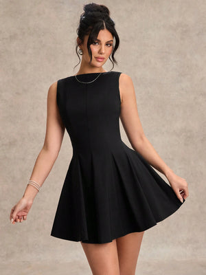 Vestido mini negro elegante ideal para eventos nocturnos.