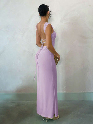Outfit formal con vestido largo violeta claro, perfecto para bodas o cenas especiales.